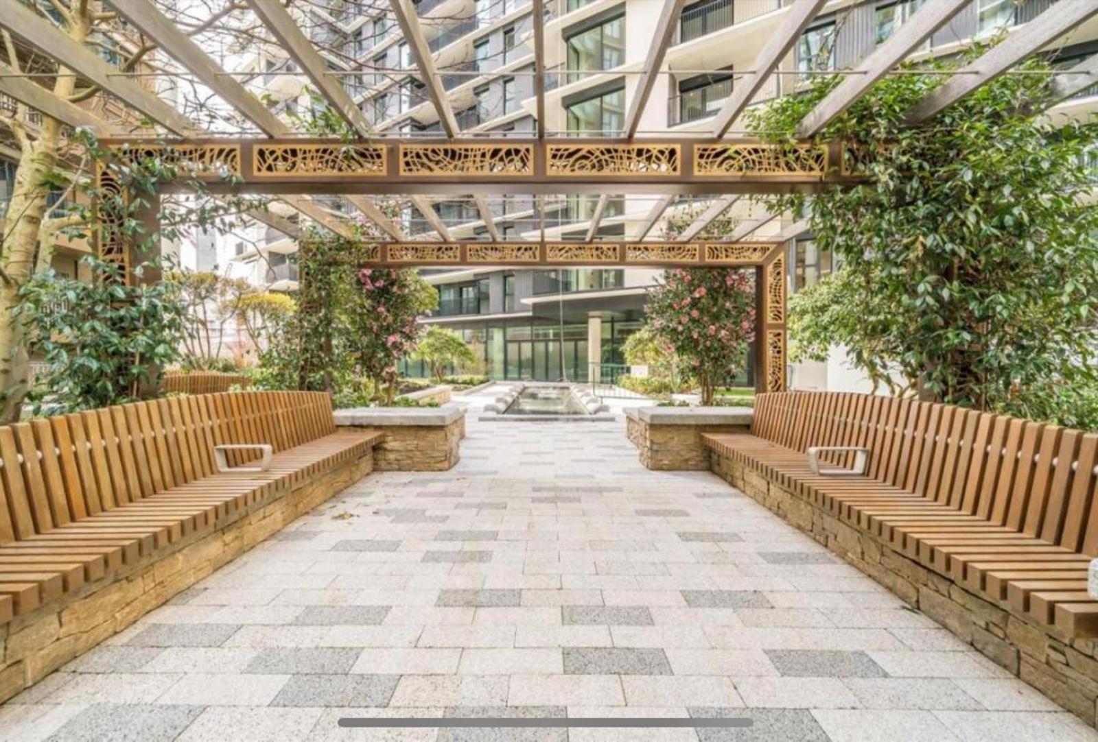 2 Bedroom Modern Next To Westfield Apartment *