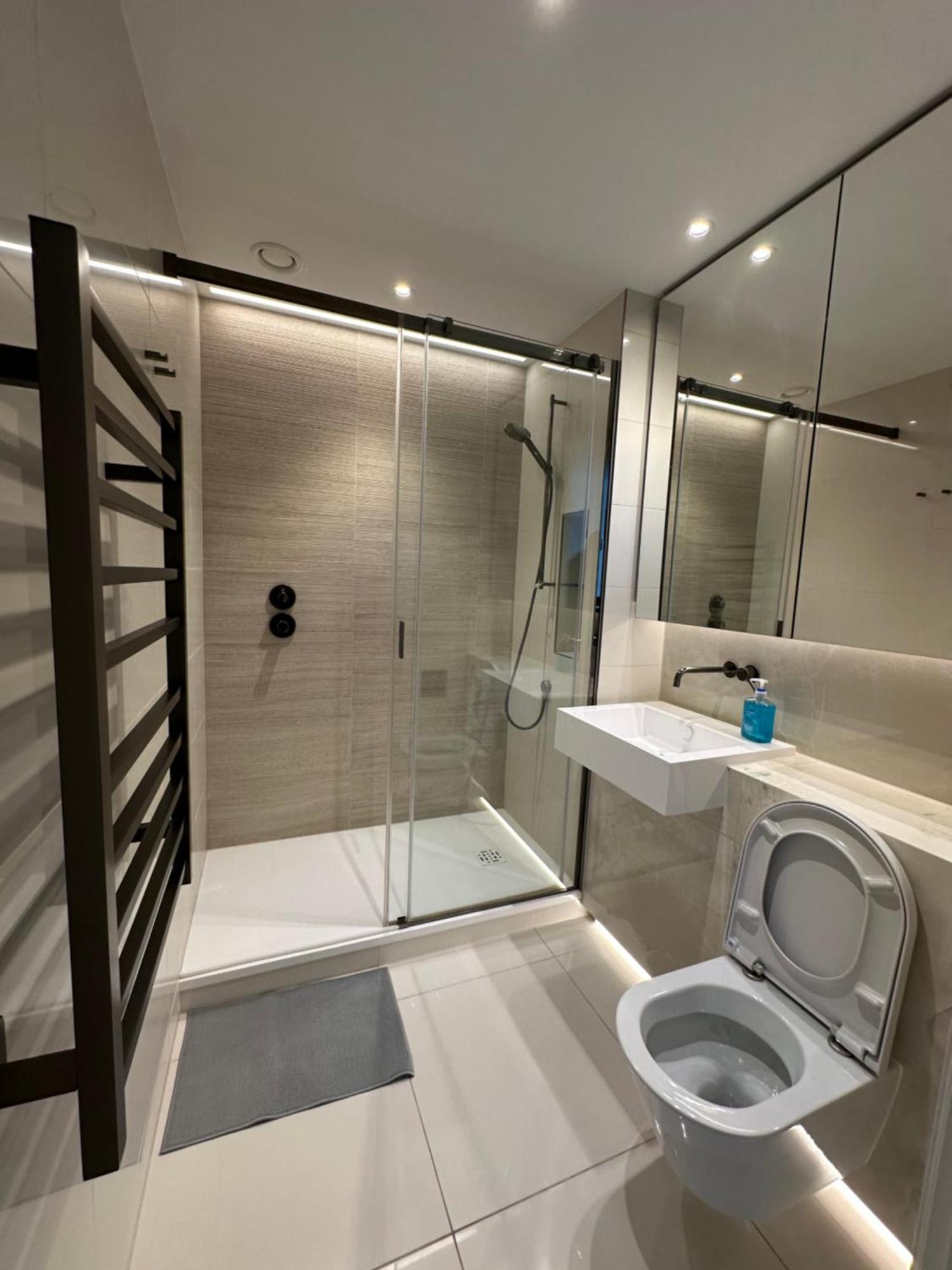 2 Bedroom Modern Next To Westfield London