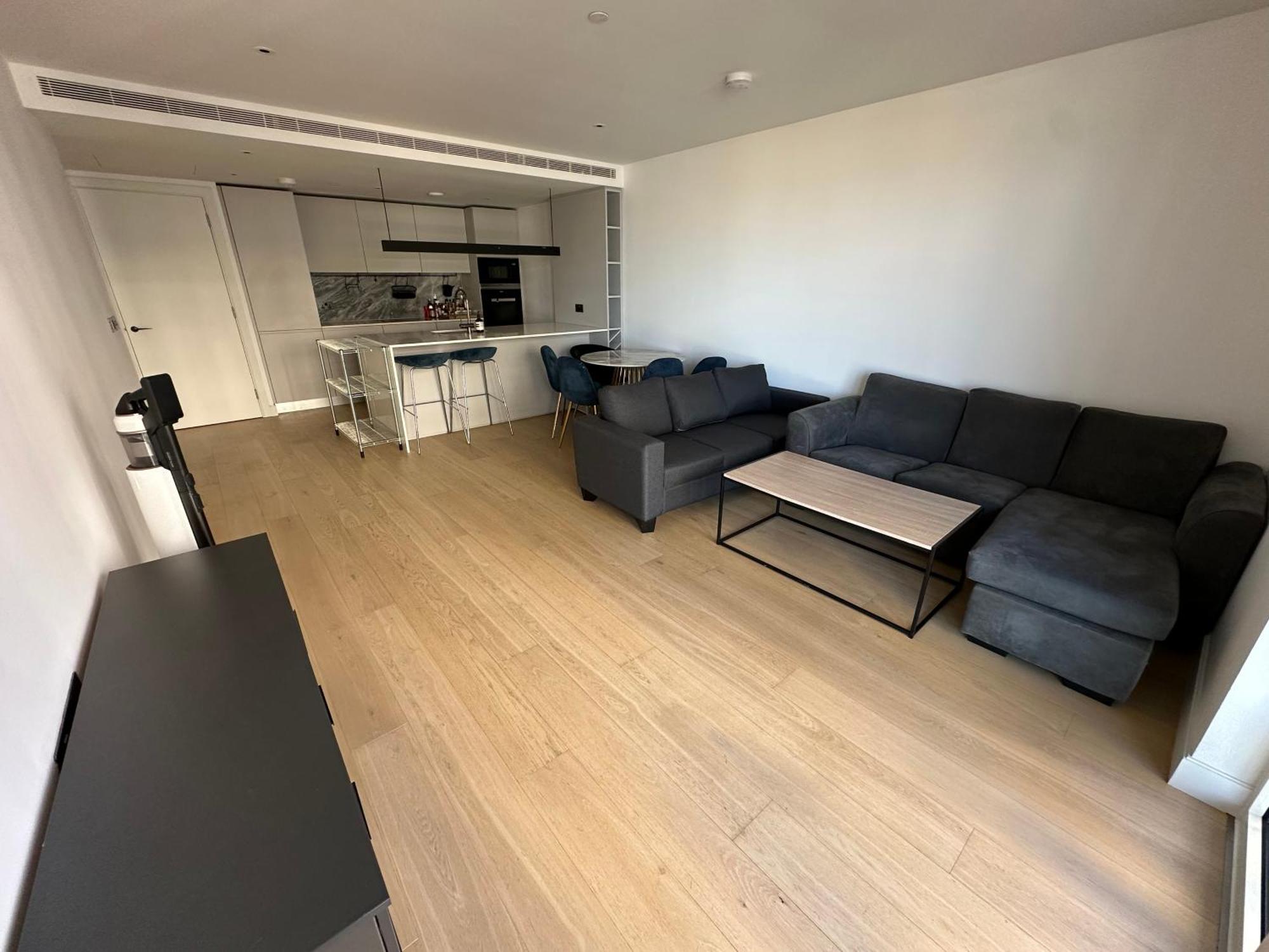 2 Bedroom Modern Next To Westfield Apartment London