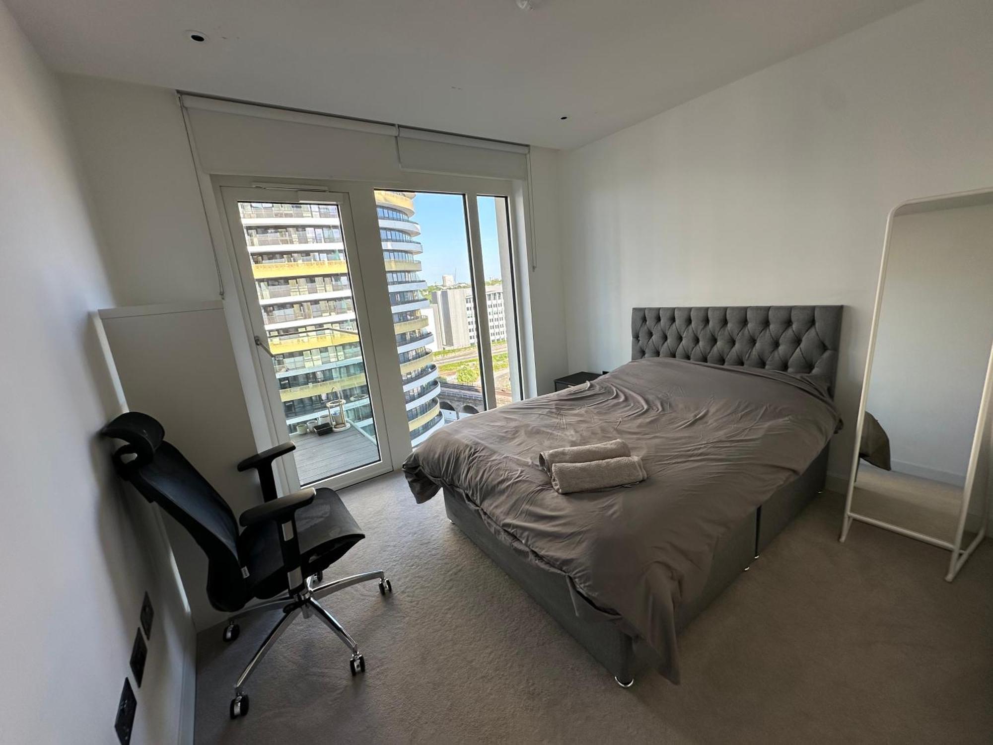 2 Bedroom Modern Next To Westfield Apartment